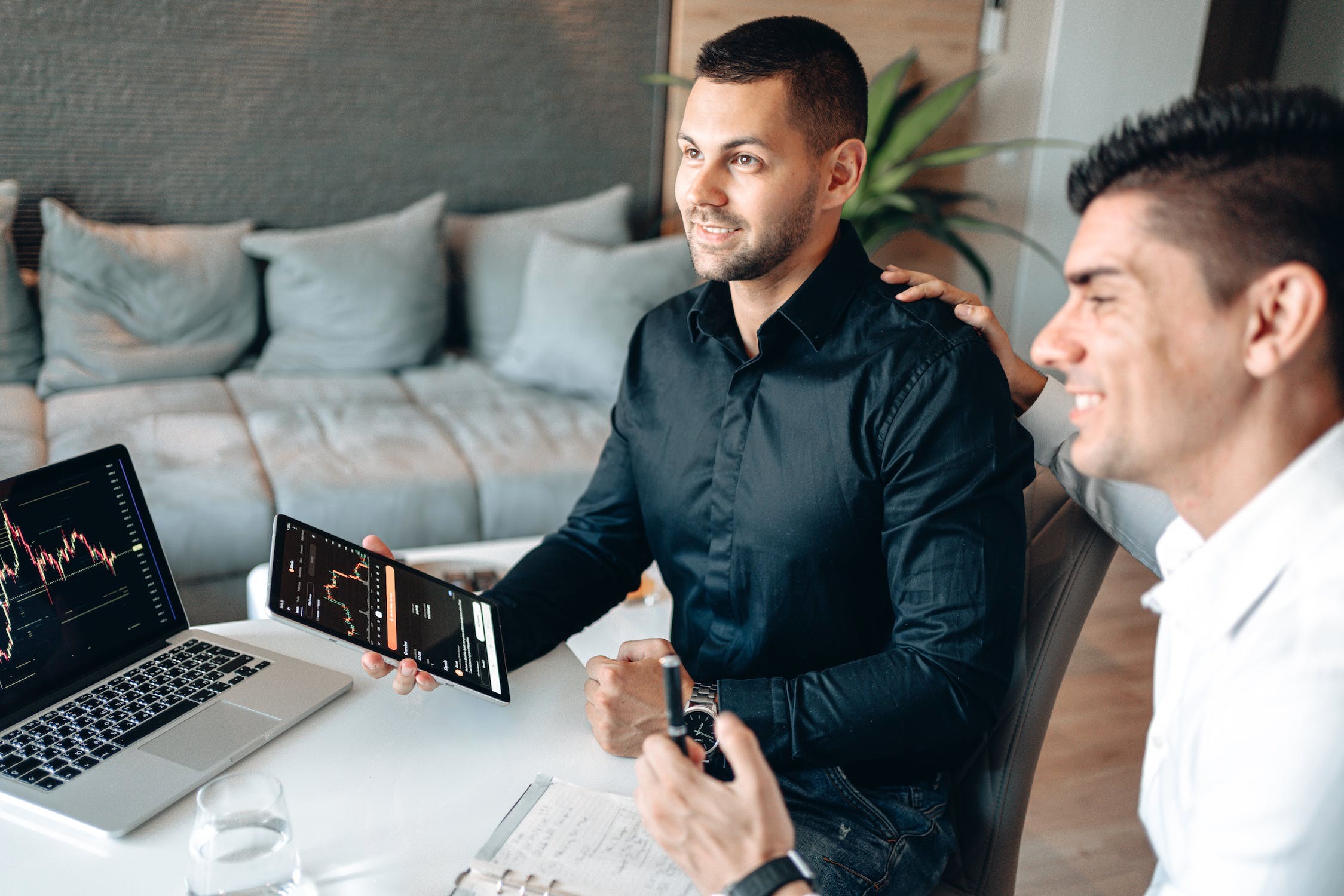 Traders helping traders at work
